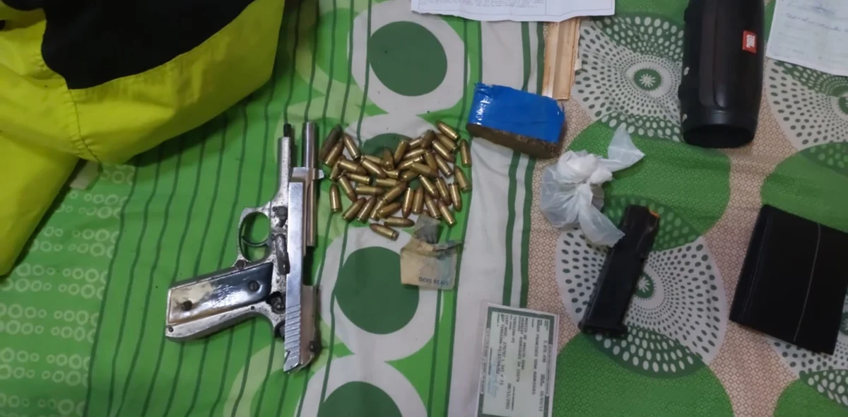 Munições e armas localizadas pelos policiais