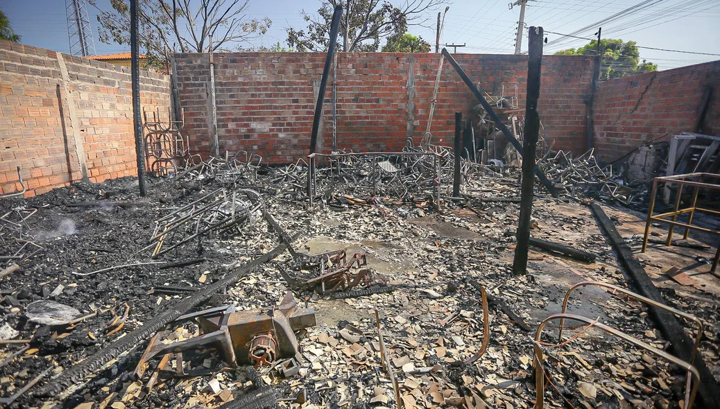 Nada restou após o incêndio na fábrica de estofados Claudio Costa