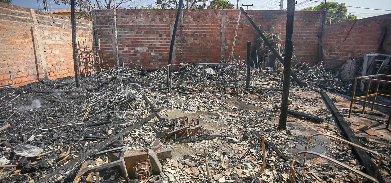 Nada restou após o incêndio na fábrica de estofados Claudio Costa