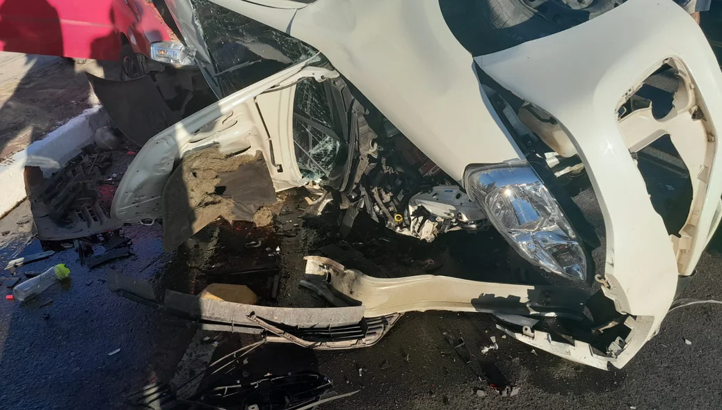 O carro ficou com a parte da frente destruída