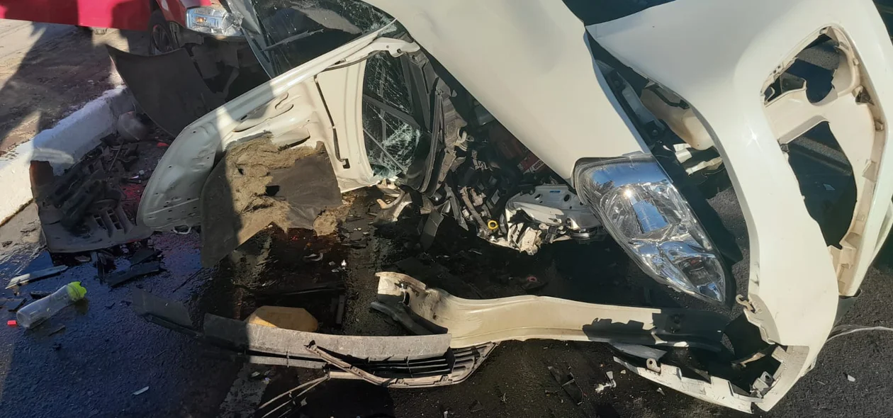 O carro ficou com a parte da frente destruída