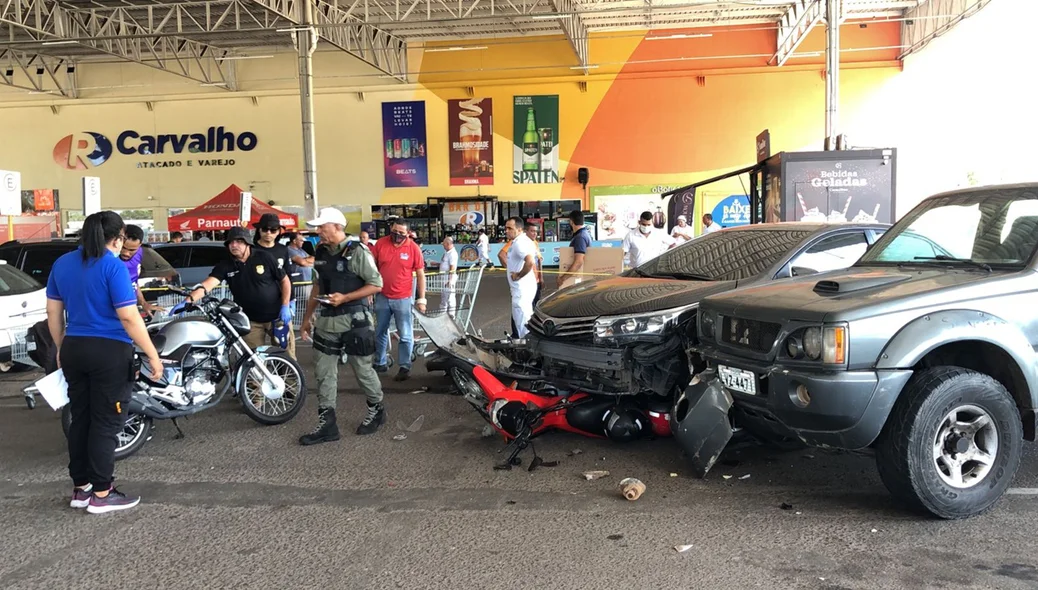 O Corolla cinza colidiu contra cinco motos e um carro