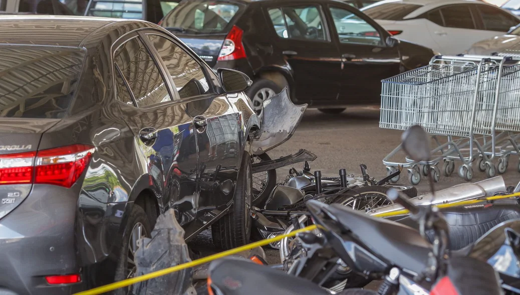 O Corolla só parou quando colidiu na lateral de outro carro e em uma motocicleta