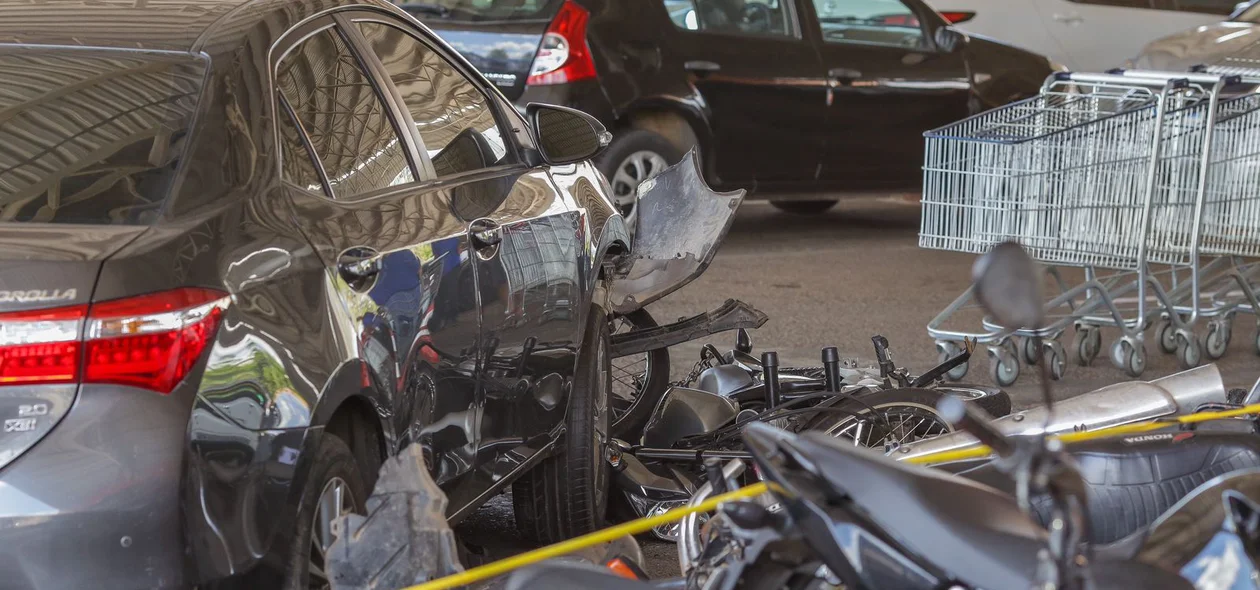 O Corolla só parou quando colidiu na lateral de outro carro e em uma motocicleta