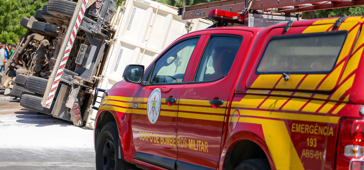O Corpo de Bombeiros foi acionado para ajudar a retirar o corpo da vítima, que ficou presa às ferragens