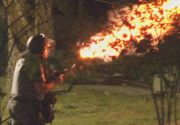 Protestantes atearam fogo em objetos durante o protesto