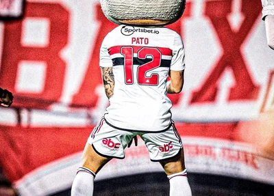 O Pato fez gol e sobre até pro mascote