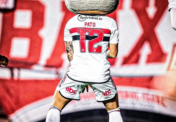 O Pato fez gol e sobre até pro mascote