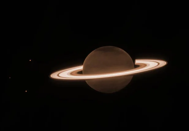 O planeta Saturno capturado pelas lentes de uma NIRCam.