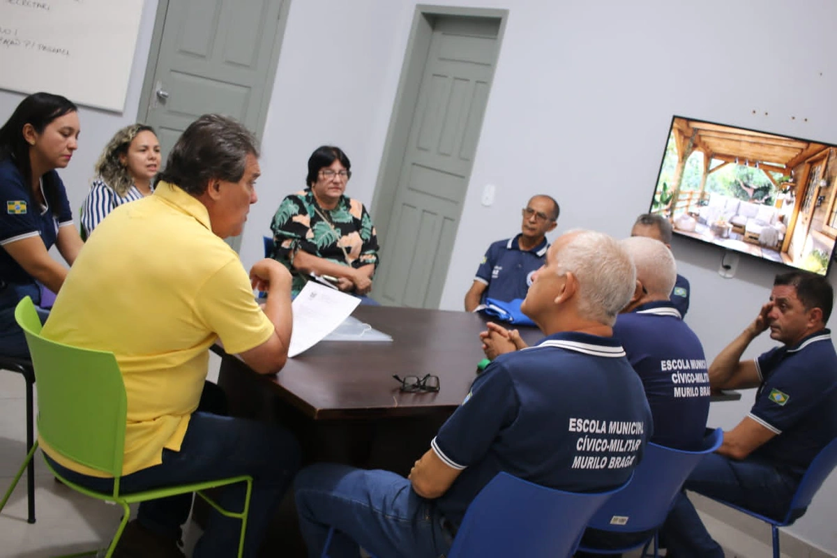 O prefeito Gustavo Medeiros se reuniu nesta quinta (13) com a equipe da escola