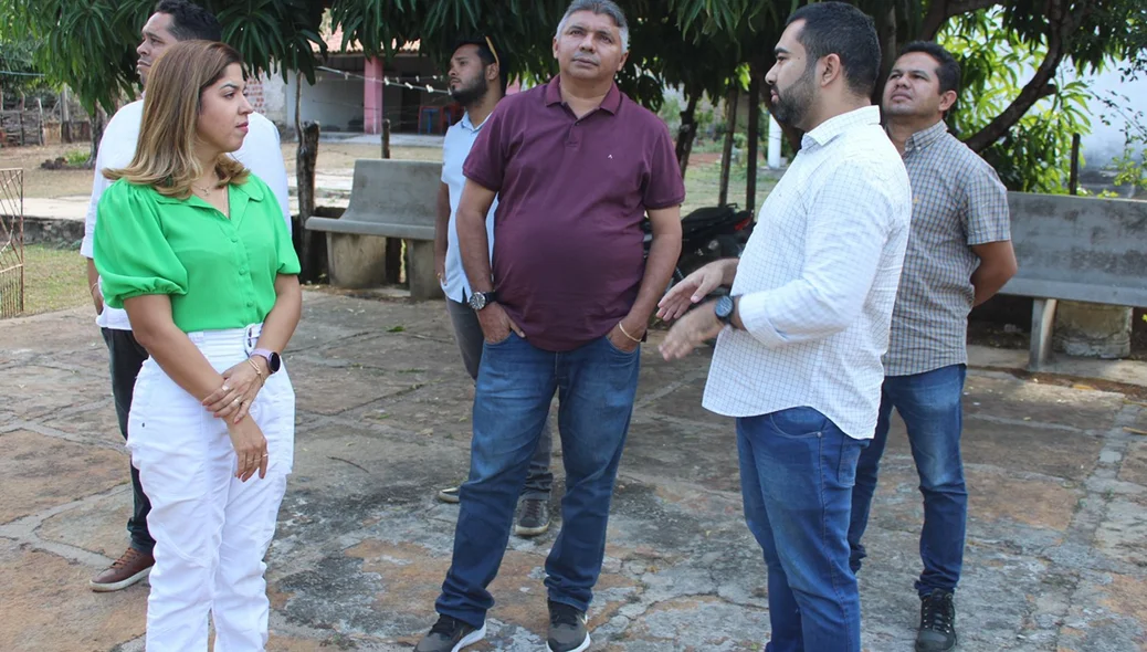 O prefeito Zé Henrique conversando com companheiros sobre a obra