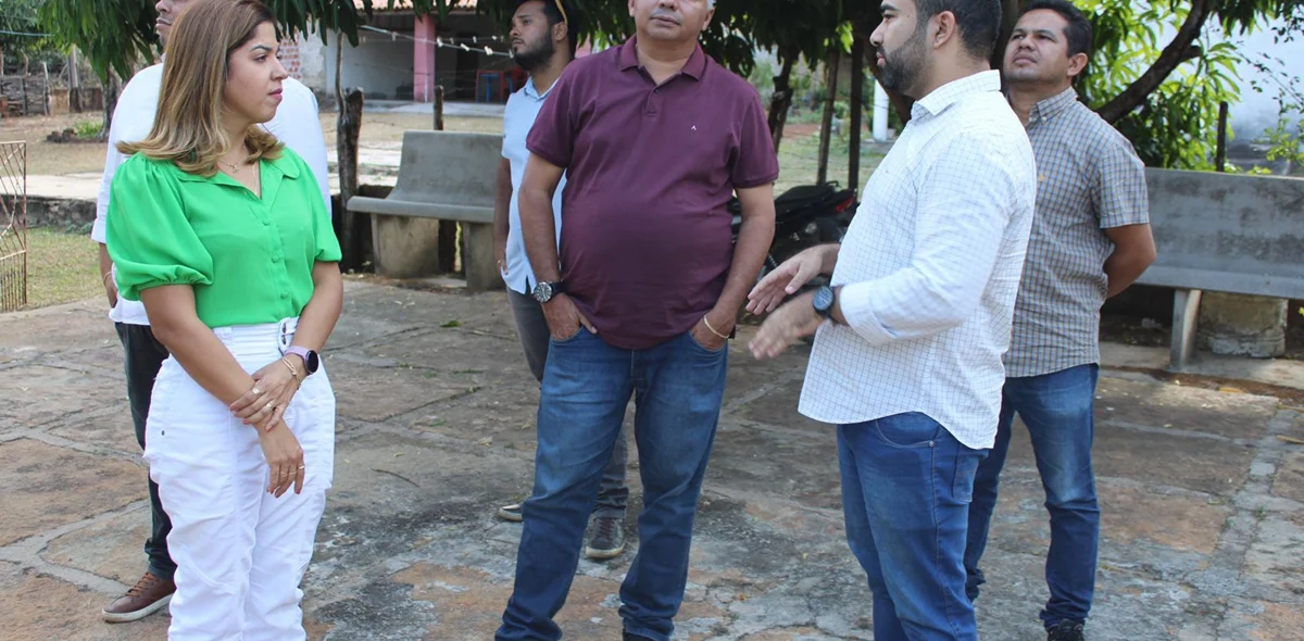 O prefeito Zé Henrique conversando com companheiros sobre a obra