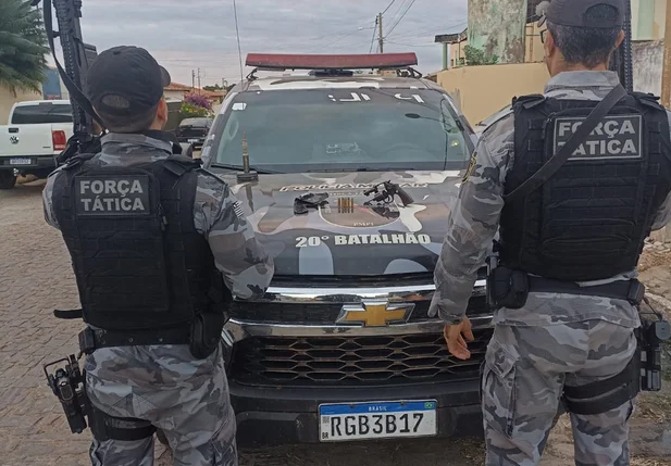 O revólver calibre 38 e cinco munições foram apreendidos pela Polícia Militar