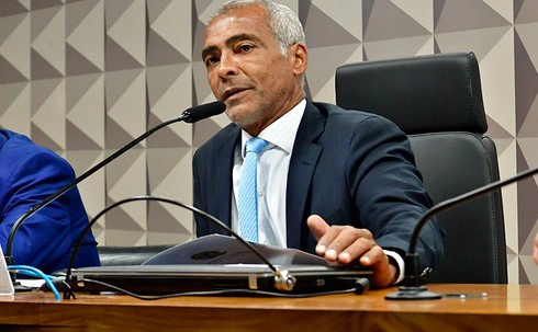 O senador Romário Faria recebeu alta médica após passar 13 dias internado em hospital do Rio de Janeiro