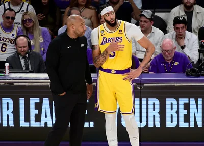 O técnico do Lakers, Darvin Ham dialoga com Anthony Davis à beira da quadra durante o tempo técnico