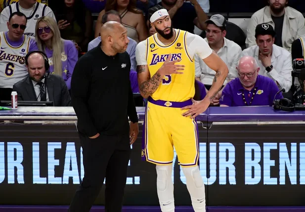 O técnico do Lakers, Darvin Ham dialoga com Anthony Davis à beira da quadra durante o tempo técnico