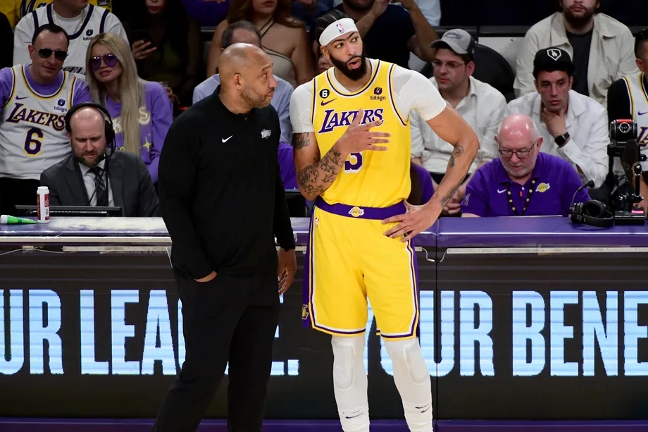 O técnico do Lakers, Darvin Ham dialoga com Anthony Davis à beira da quadra durante o tempo técnico
