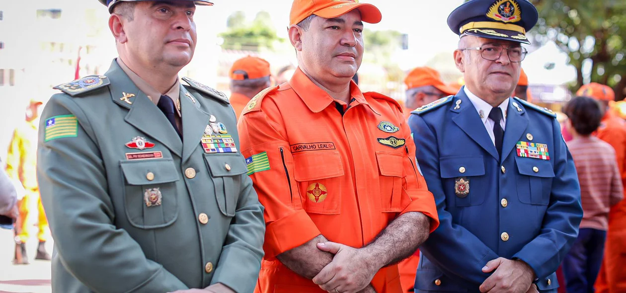 Oficiais na solenidade