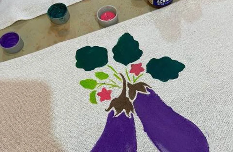 Oficina de Pintura em pano de prato com Stencil para o público presente.