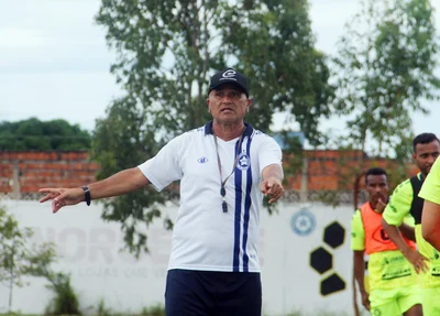 Oliveira Canindé dando orientações para os jogadores do Parnahyba