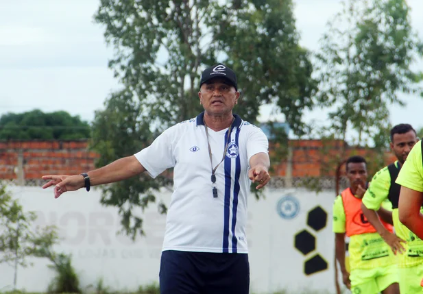 Oliveira Canindé dando orientações para os jogadores do Parnahyba