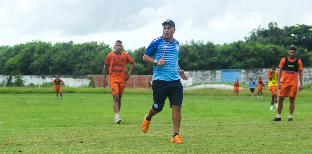 Oliveira Canindé dando orientações para os jogadores do Parnahyba