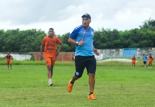 Oliveira Canindé dando orientações para os jogadores do Parnahyba