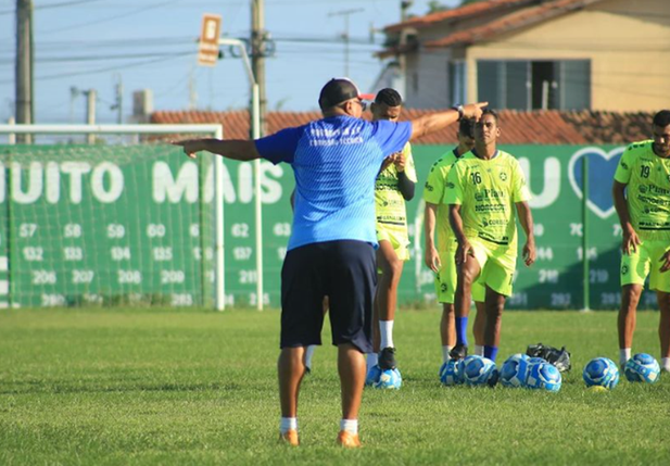 Oliveira Canindé, técnico do Parnahyba, dando orientação para seus atletas
