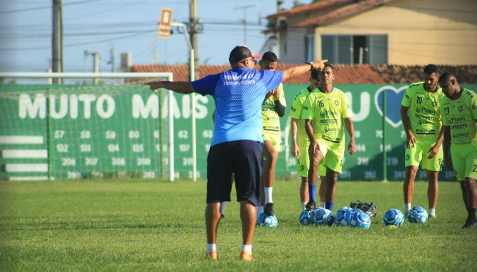 Oliveira Canindé, técnico do Parnahyba, dando orientação para seus atletas