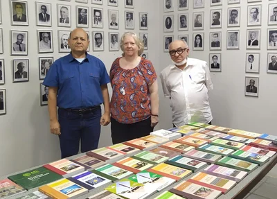 Os livros foram entregues pela Academia Piauiense de Letras