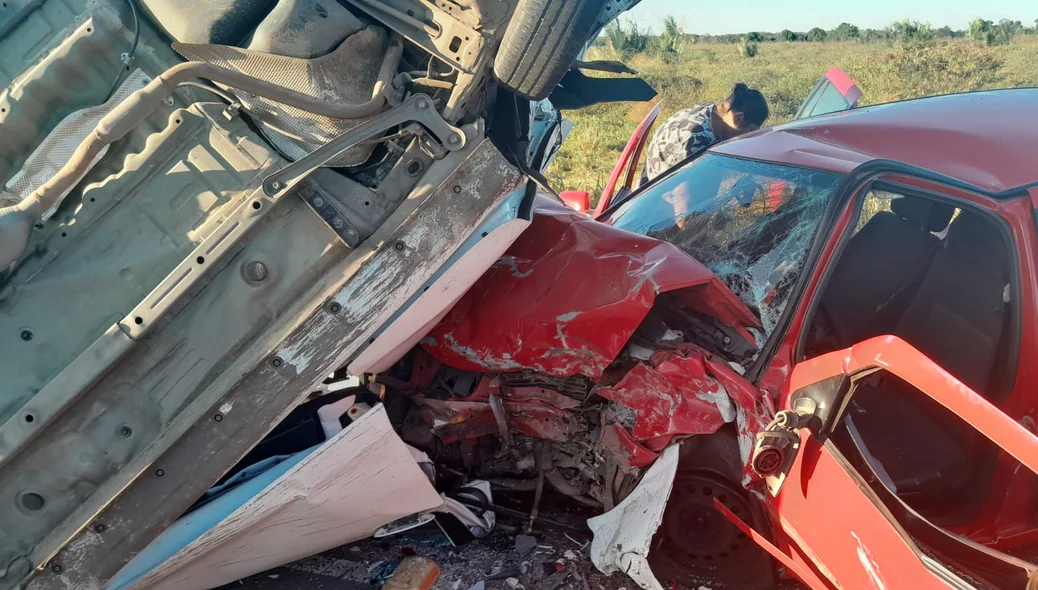 Os veículos ficaram totalmente destruídos