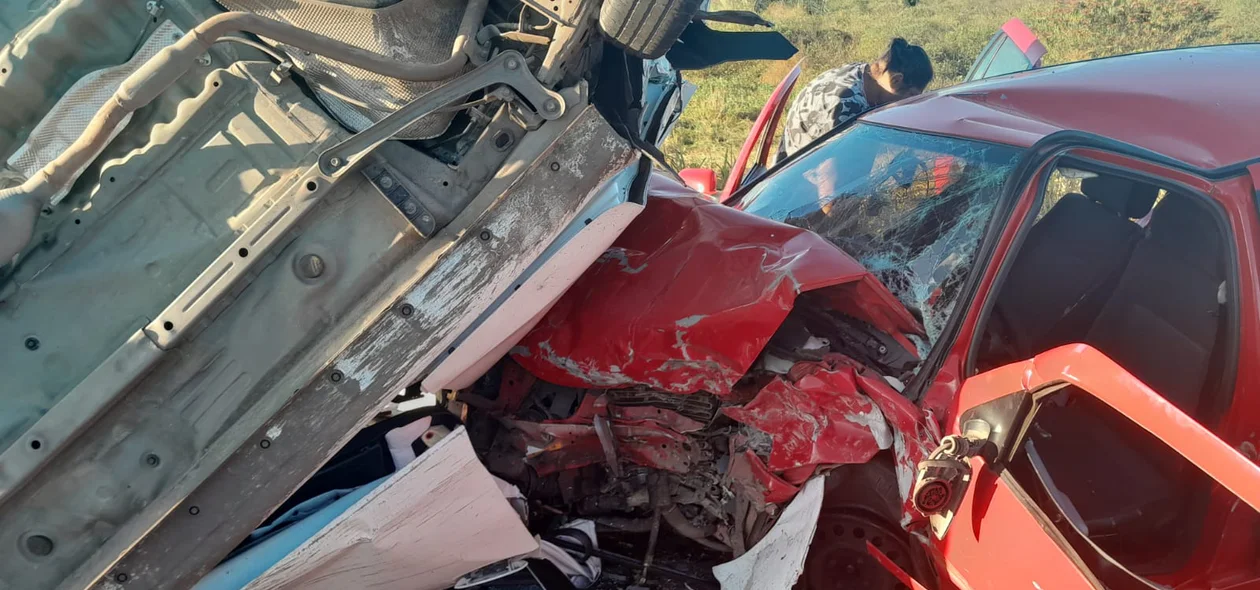 Os veículos ficaram totalmente destruídos