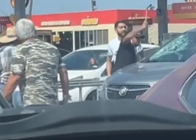 Pai quebrando vidro de carro para salvar bebê