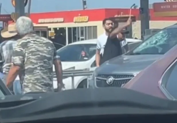 Pai quebrando vidro de carro para salvar bebê