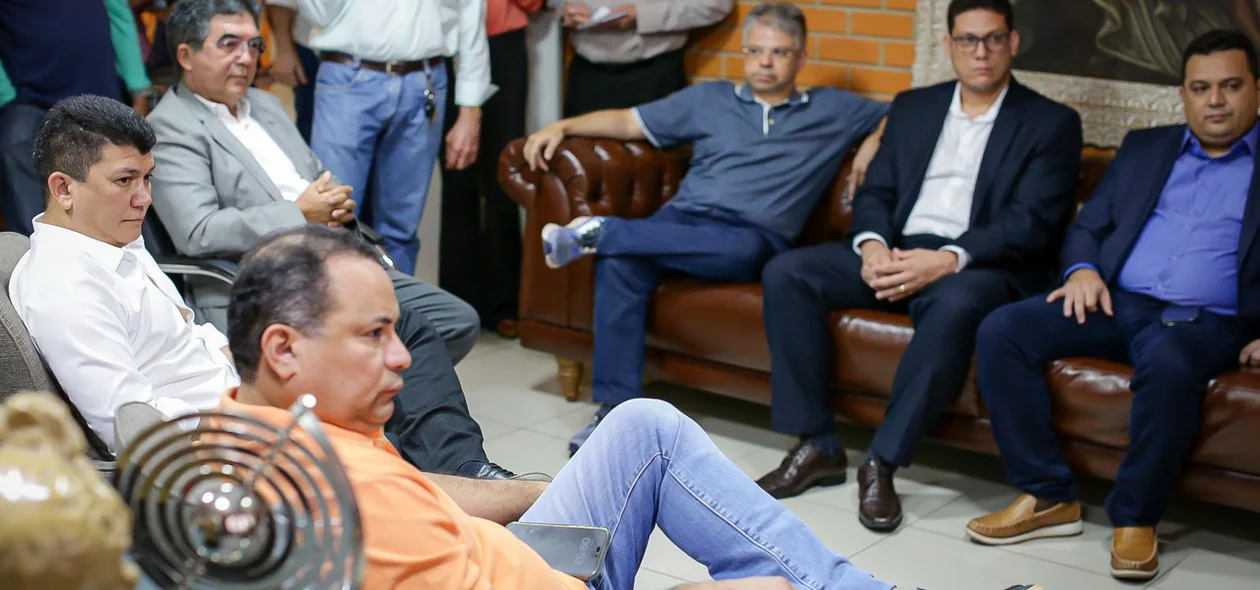 Parlamentares durante reunião