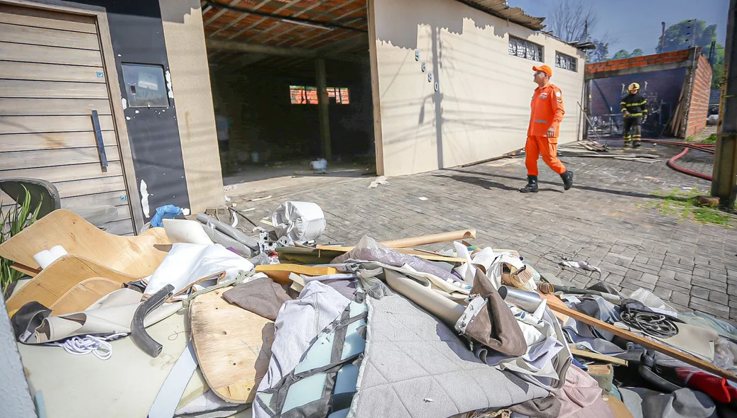 Parte da mercadoria ficou na calçada da residência