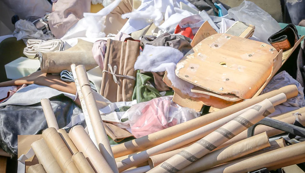 Parte da mercadoria que restou da fábrica de estofados no Parque Poti