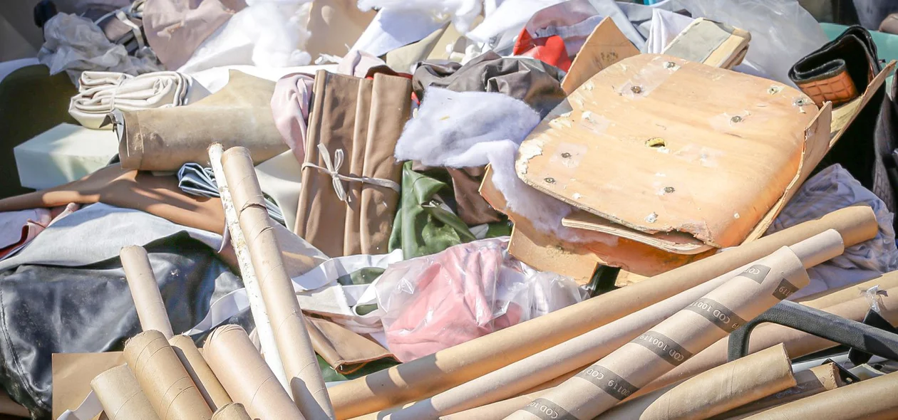 Parte da mercadoria que restou da fábrica de estofados no Parque Poti