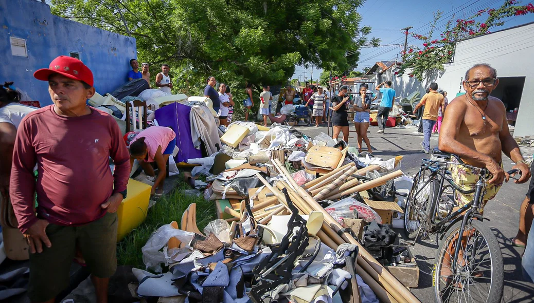 Parte do material resgatado pelos moradores