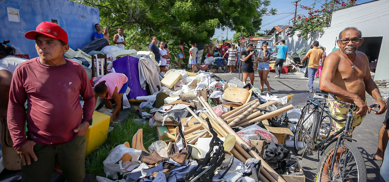 Parte do material resgatado pelos moradores