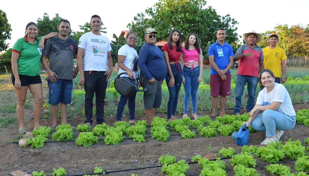 Participantes praticando as técnicas de cultivo aprendidas