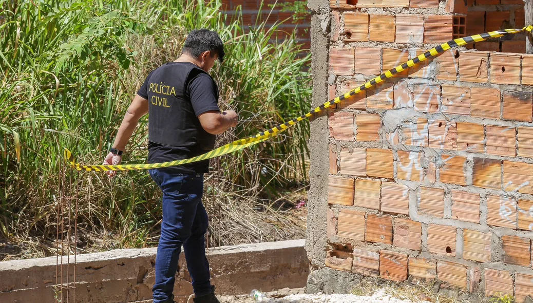 Perito inicia trabalho no local do crime