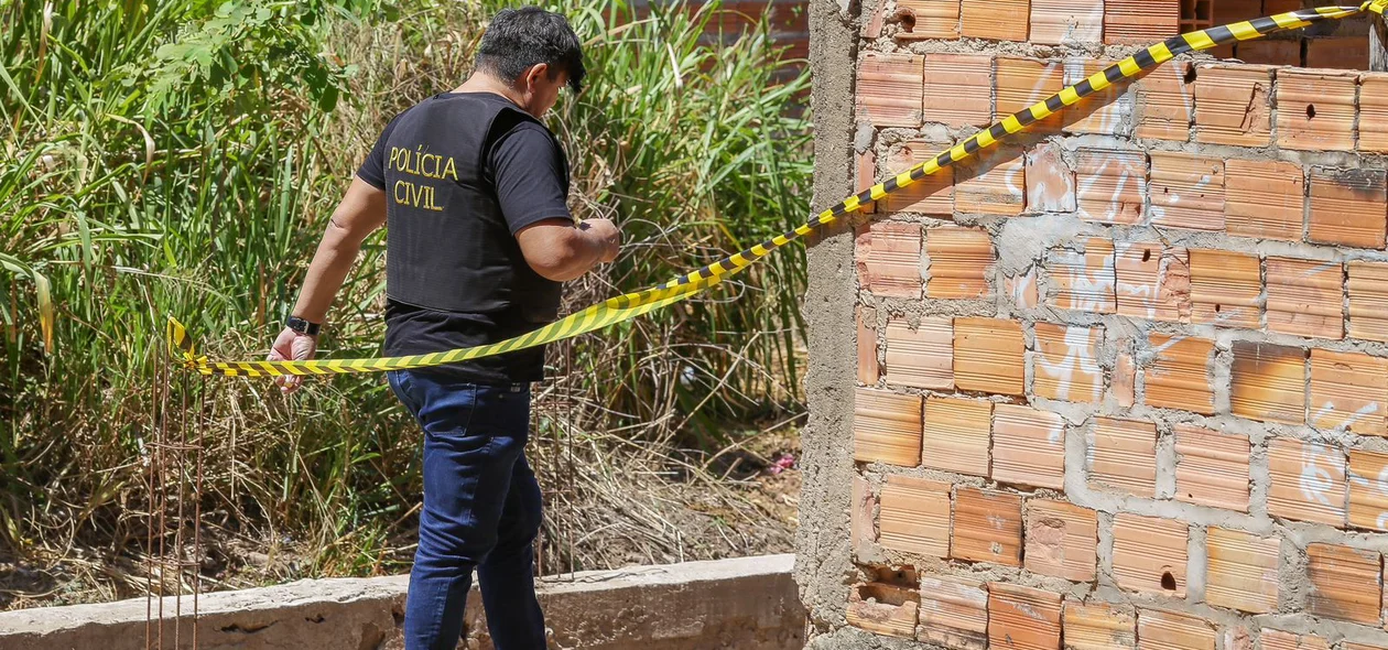 Perito inicia trabalho no local do crime