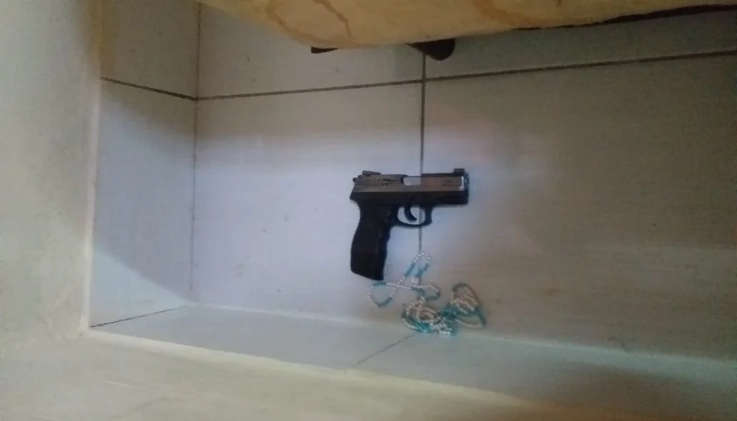 Pistola encontrada com os faccionados
