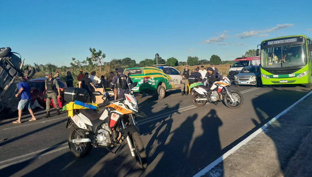 Polícia militar e Samu no local do acidente