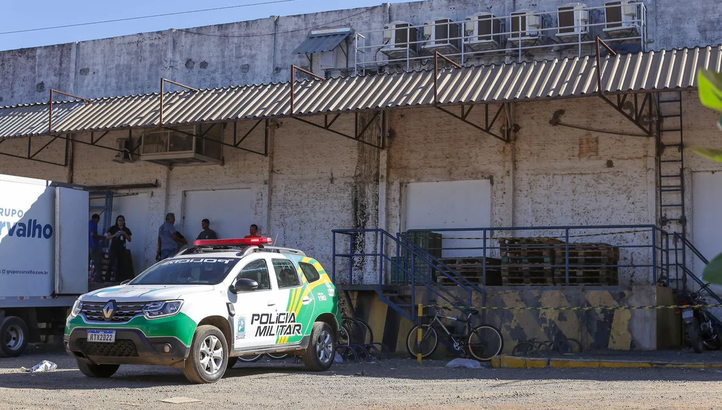 Polícia Militar isolou a área que dá acesso ao corpo do homem, no teto do R Carvalho da Noé Mendes