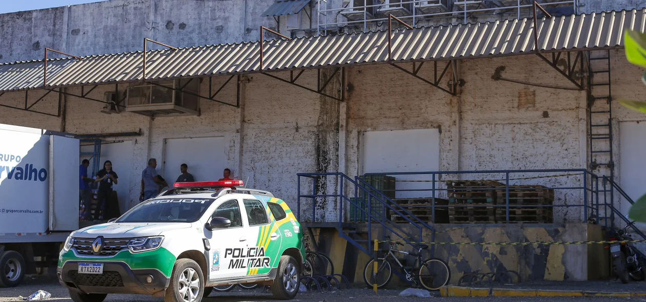 Polícia Militar isolou a área que dá acesso ao corpo do homem, no teto do R Carvalho da Noé Mendes