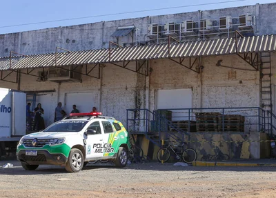 Polícia Militar isolou a área que dá acesso ao corpo do homem, no teto do R Carvalho da Noé Mendes