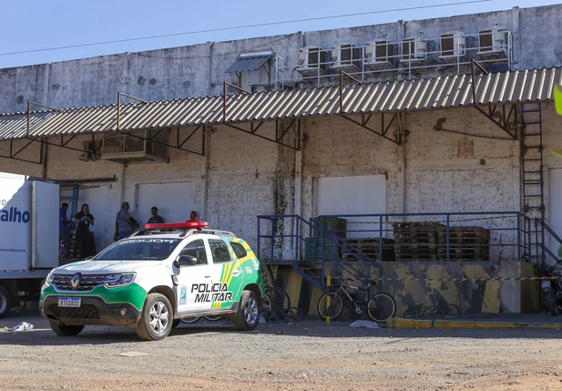 Polícia Militar isolou a área que dá acesso ao corpo do homem, no teto do R Carvalho da Noé Mendes