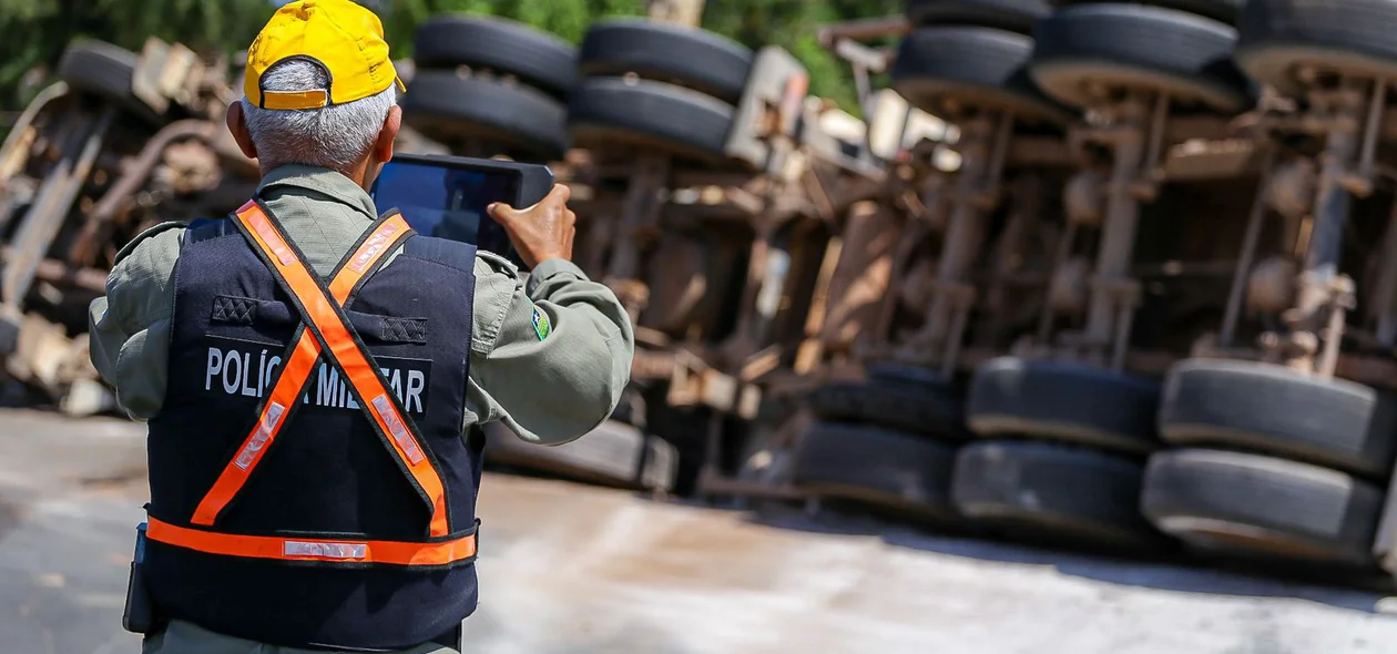 Policiais do BPTran também estiveram presentes para atender a ocorrência